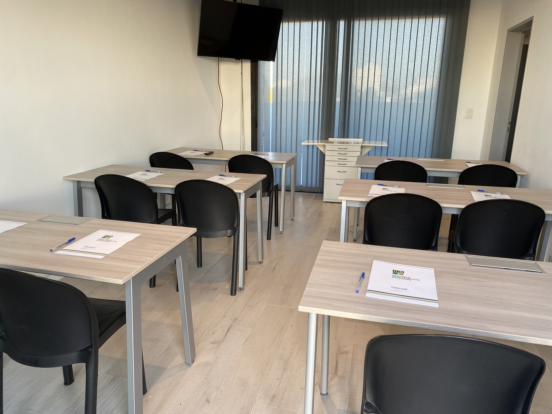 Aula con escritorios preparada para curso