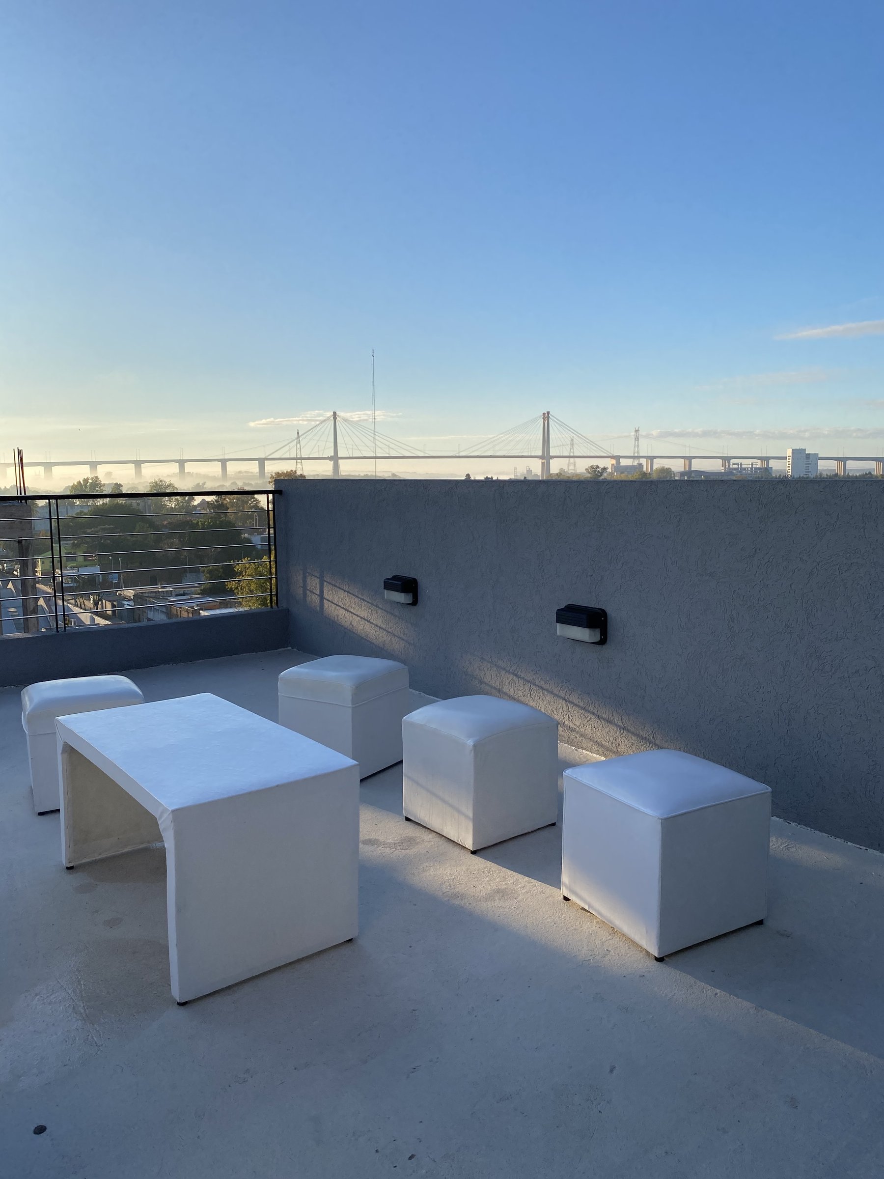 Terraza con vista al Puente Zárate-Brazo Largo al atardecer