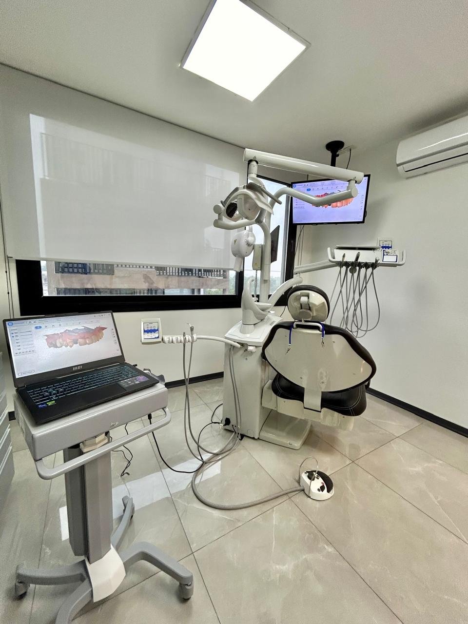 Equipo de escaneo intraoral en uso