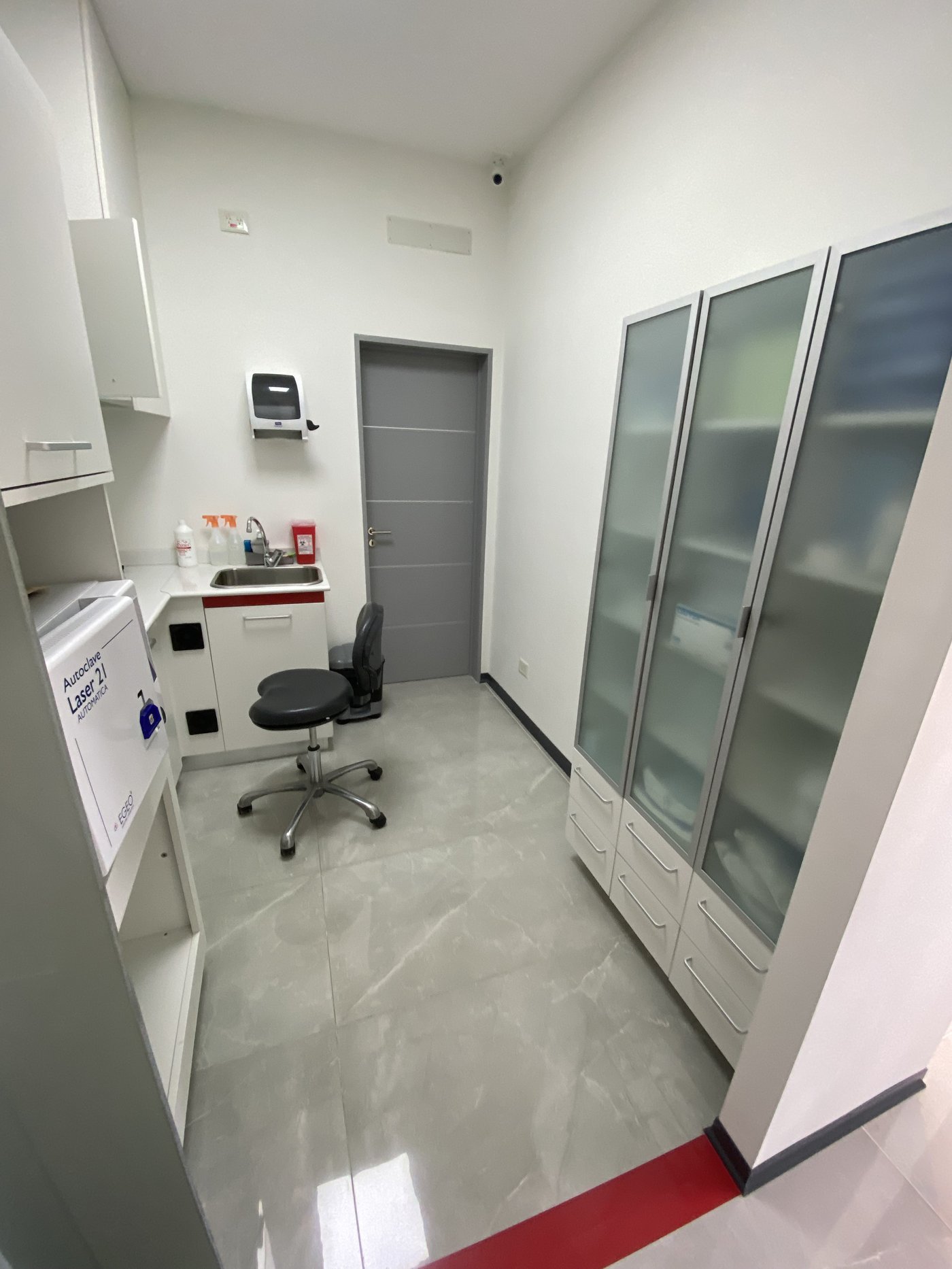 Sala de esterilización con autoclave