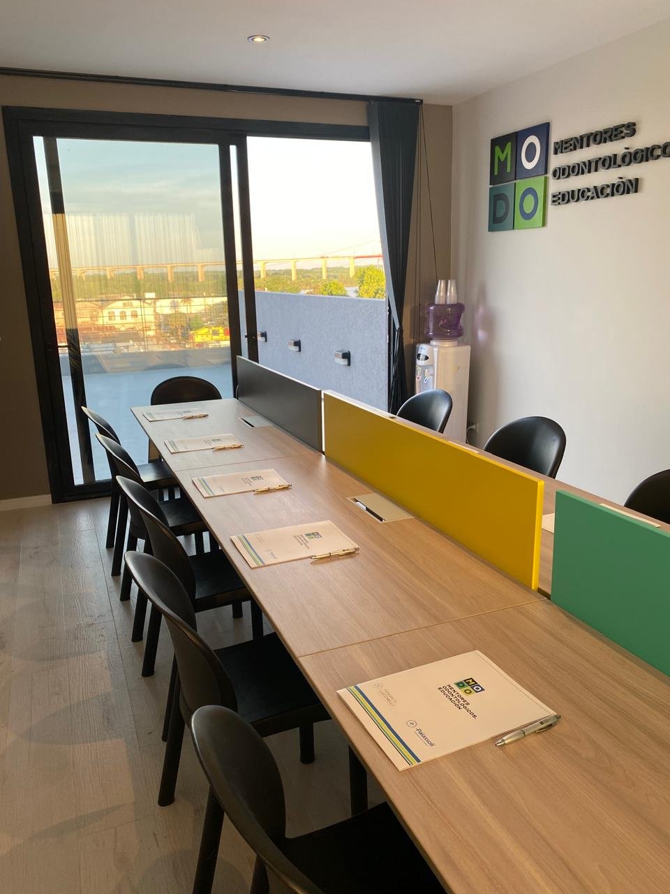 Sala de cursos preparada para una jornada